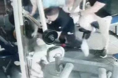 (UZNEMIRUJUĆI VIDEO) ČOVEKA IZ BORČE BRUTALNO PREBIJAJU TROJICA U NJEGOVOJ TERATANI! Pre toga ga prevarali za auto!