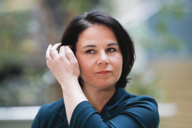 AKO PUTIN POSLUŠA ANALENU BERBOK ZELENSKOM SE CRNO PIŠE! Nemačka ministarka očigledno bežala sa časova matematike! GAF O KOME SE PRIČA!