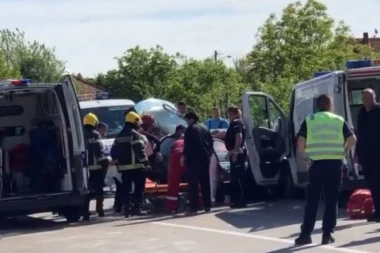 (VIDEO) JEZIV SNIMAK NESREĆE KOD SVRLJIGA: Povređeni jedva izvučeni, poginula žena!