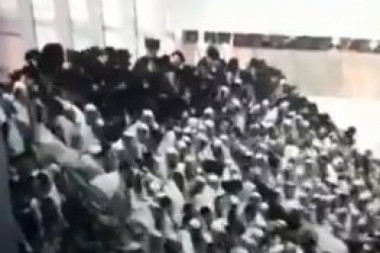 (VIDEO) HAOS U SINAGOGI NA ZAPADNOJ OBALI: Obrušila se prepuna tribina ljudi, povređeno više od 130, poginulo dvoje!