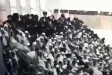 (VIDEO) HAOS U SINAGOGI NA ZAPADNOJ OBALI: Obrušila se prepuna tribina ljudi, povređeno više od 130, poginulo dvoje!