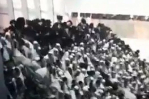 (VIDEO) HAOS U SINAGOGI NA ZAPADNOJ OBALI: Obrušila se prepuna tribina ljudi, povređeno više od 130, poginulo dvoje!