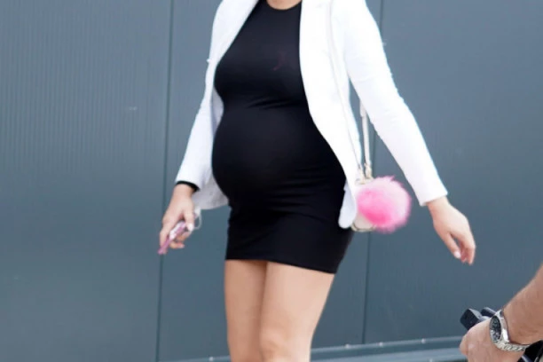 (FOTO) ISPLIVALA NIKADA VIĐENA FOTKA LUNE ĐOGANI: Pogledajte gde se nalazi, A NEĆETE VEROVATI KO JE PORED NJE!