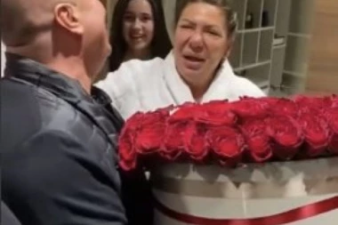 (FOTO) TRAJKOVIĆI DANAS IMAJU VELIKI RAZLOG ZA SLAVLJE: ĐANI se pojavio sa HARMONIKOM i RUŽAMA, SLAĐA briznula U PLAČ!