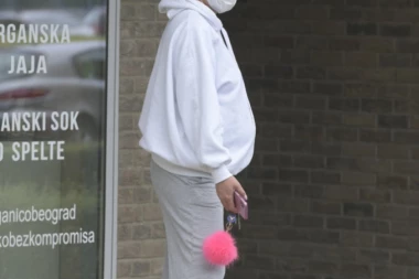 (FOTO) PRVE FOTOGRAFIJE LUNE ĐOGANI NAKON VENČANJA: Sama hoda ulicom, gotovo NEPREPOZNATLJIVA!