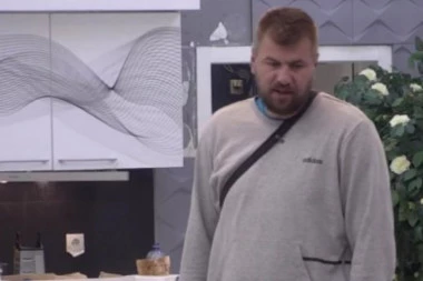 (FOTO) NIKAD VIĐENA JANJUŠEVA FOTKA! Sada izgleda kao veliki MEDVED, a kao dete bio je PRESLADAK!