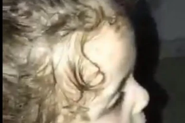 (VIDEO) POTRESNE SCENE IZ GAZE: Snimak devojčice koja se MOLI dok padaju bombe RASPLAKAO je svet