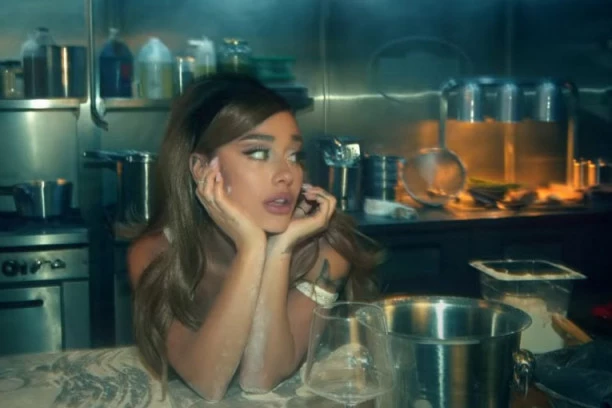 SVETSKI DŽET SET NA NOGAMA! UDALA SE ARIJANA GRANDE: Evo ko je izabranik!