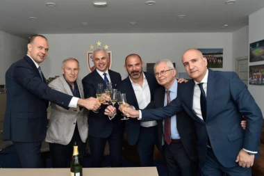 DEKI POTPISAO, NA MARAKANI SLAVLJE: Mrkela o POVERENJU, Mijailović o Evropi, a Terzić OTKRIO glavni CILJ Zvezde!