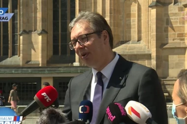 (VIDEO) VUČIĆ SE OBRATIO GRAĐANIMA IZ PRAGA: Očekujem još veću podršku Češke Srbiji