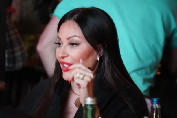 CECA HELIKOPTEROM STIGLA U LAKTAŠE: A onda ZAJEDNO SA DODIKOM ZAPEVALA OVU PESMU!