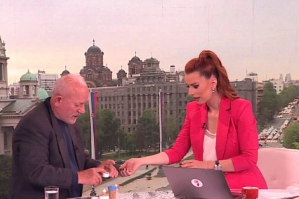 (FOTO) STRUČNJAK ZA APITERAPIJU NAMAZAO VODITELJKU PRVE OTROVOM: Evo kako se osećala!