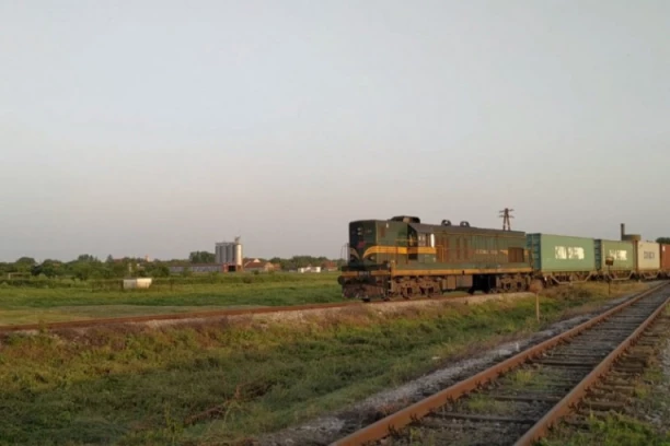 ZAPALILA SE LOKOMOTIVA! Saobraćaj u prekidu, vatrogasci i policija na licu mesta!