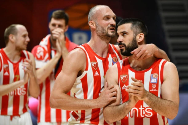 (VIDEO) PRAVE SRBENDE: Orila se PATRIOTSKA pesma! Lazić i Simonović ODUŠEVILI Delije PROSLAVOM pobede protiv Budućnosti