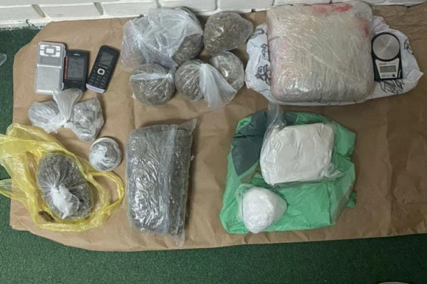PAO DILER U NOVOM SADU! Policija mu upala u stan i našla 4kg narkotika!
