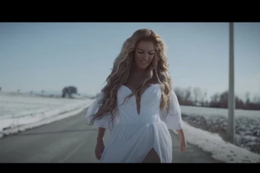 (FOTO) PRVO PROVOCIRALA, A ZATIM ISKOPIRALA: Albanka se dodatno IZBLAMIRALA, skinula LEPU BRENU za sve pare!