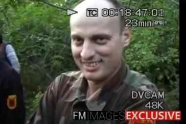 (VIDEO) PRIZOR KOJI SE NE ZABORAVLJA: Šiptarski terorista Čeku se smeje i gleda dim SMRTI na snimku sa Košara!