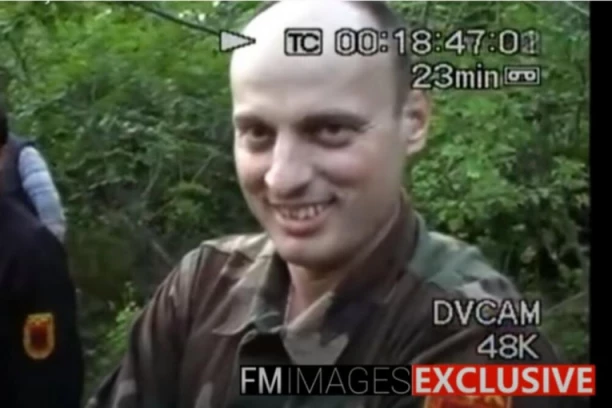 (VIDEO) PRIZOR KOJI SE NE ZABORAVLJA: Šiptarski terorista Čeku se smeje i gleda dim SMRTI na snimku sa Košara!