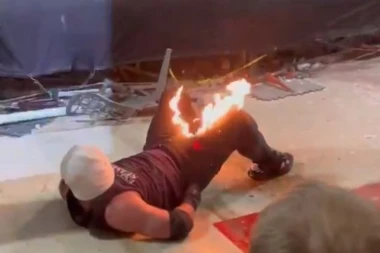 (UZNEMIRUJUĆI VIDEO) IZGOREO MU "PONOS": Jezive scene tokom meča, ZAPALJEN TRČAO U BORBI ZA ŽIVOT