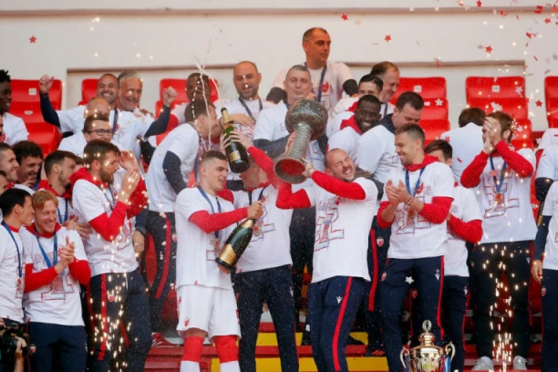 I ZVEZDA NJIMA GLEDA U LEĐA: Ko je apsolutni srpski fudbalski šampion?