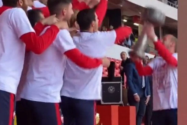 INSTAGRAM SE PUŠI! Sneža Borjan se OGLASILA sa Marakane - njena OBJAVA izaziva BURU EMOCIJA!