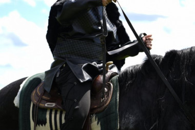 (FOTO) DRAMA NA SNIMANJU SPOTA SLAĐE ALEGRO: Šaran pao sa konja, snimanje prekinuto