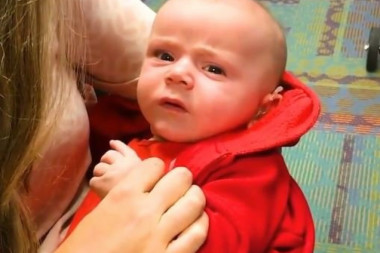 NAJEŽIĆETE SE! Beba koja je rođena gluva prvi put čuje glas majke! (VIDEO)