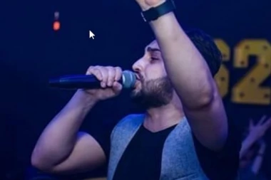 SMRT UŽIVO POTRESLA CEO BALKAN: Poznati pevač poginuo dok se snimao za društvene mreže, U KOLIMA SA NJIM BILA I SUPRUGA!