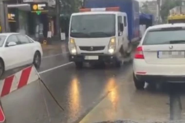 (VIDEO) POTPUNI KOLAPS NA BANOVOM BRDU: Udes na mostu, kiša pljušti kao iz kabla... VOZAČI NA IVICI NERAVA