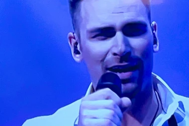 (FOTO) PREDSTAVNIK ESTONIJE ZALUDEO ŽENE! Društvene mreže gore zbog ovog frajera na EVROVIZIJI!