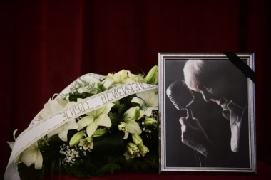 KOMEMORACIJA POVODOM SMRTI LEGENDARNOG ĐORĐA MARJANOVIĆA: Porodica je ušla u Skupštinu, usledio MINUT ĆUTANJA!
