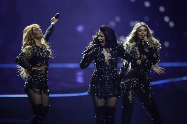 ŠTA SE DESILO URAGANKI? Fanovi se pitaju kako joj je ovo pošlo za rukom, koža joj je neverovatne boje, a tek stomak, da li vam se dopada?