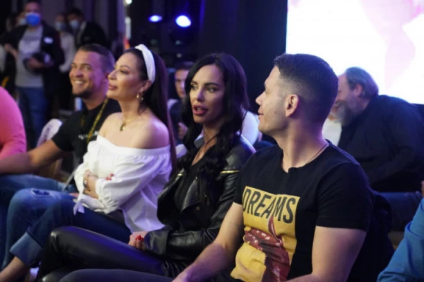 (FOTO) Ceca vidno ZABRINUTA na Veljkovom BOKS MEČU: Pevačica došla u pratnji snajke i dečka!
