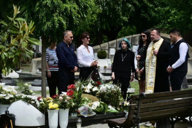 (FOTO) ODRŽAN POSLEDNJI POMEN BATI ŽIVOJINOVIĆU U ALEJI ZASLUŽNIH GRAĐANA: Porodica i prijatelji se skupili u velikom broju!