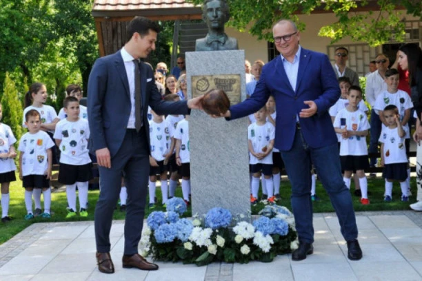(FOTO) ON JE DONEO PRVU FUDBALSKU LOPTU U BEOGRAD! Na Adi otkrivena spomen-bista Hugu Buliju!