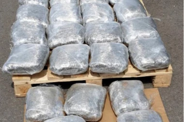 ZAPLENJENO 25 KILOGRAMA MARIHUANE! Bila sakrivena u "mercedesu"!