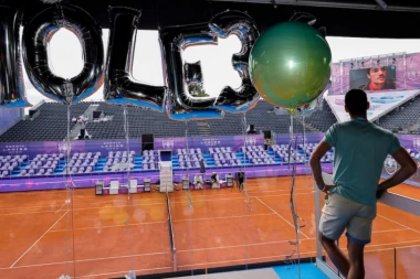 (FOTO) SPECIJALNO IZNENAĐENJE: Novak dobio poseban POKLON za rođendan