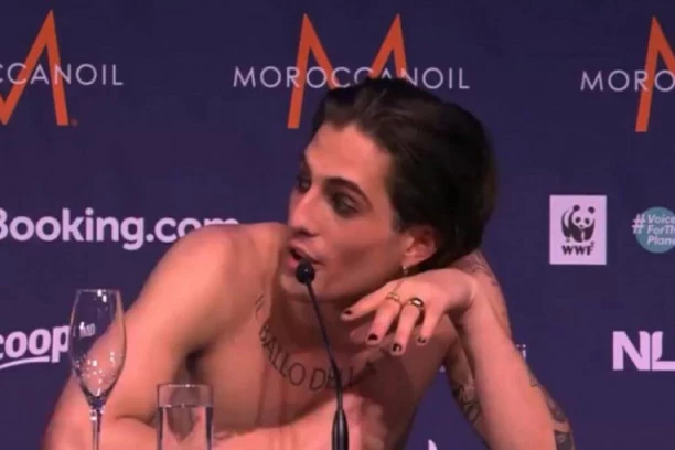 (FOTO) SLIKA DEMIJANA DEJVISA U STRASTVENOM ZANOSU SA MUŠKARCEM HARA INTERNETOM: Vreli poljubac ŠOKIRAO JE NACIJU!