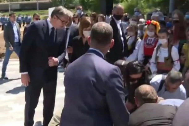 (FOTO) VUČIĆ TRČAO DA POMOGNE! Devojci POZLILO na otkrivanju spomenika u Dimitrovgradu!