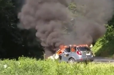 (VIDEO) Jeziv prizor na prilazu Iriškom vencu! VATRA PROGUTALA VOZILO, policija i vatrogasci na licu mesta!