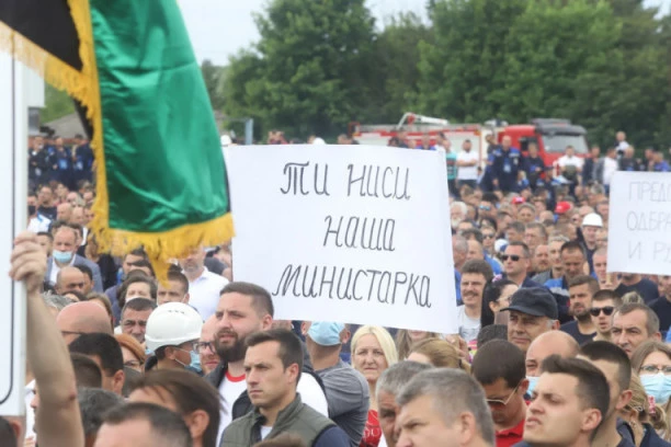 (FOTO, VIDEO) VERUJU SAMO PREDSEDNIKU VUČIĆU! Štrajkači "Kolubare" nastavili borbu!