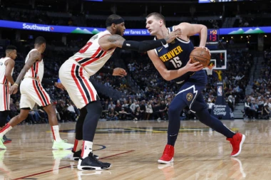 (VIDEO) HTEO DA GA POVREDI: Pokvareni Karmelo S LEĐA GURNUO Jokića, Srbin nezgodno PAO