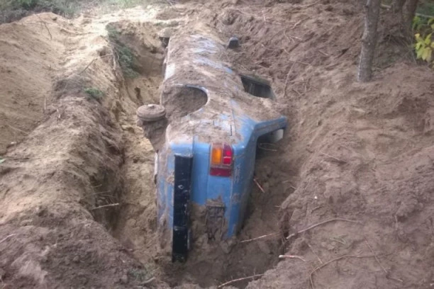DANIJEL PREGAZIO "STOJADINOM" KOMŠIJU PA  AUTO ZAKOPAO DA SAKRIJE TRAGOVE: Na sahrani pokojnika plakao i jaukao, zločin otkriven 5 godina kasnije