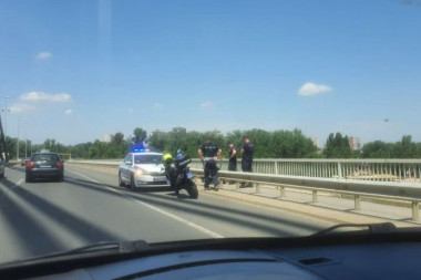POLICIJA SPREČILA MUŠKARCA DA SEBI ODUZME ŽIVOT! Drama na Mostu Slobode u Novom Sadu