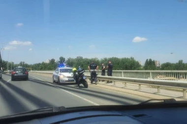POLICIJA SPREČILA MUŠKARCA DA SEBI ODUZME ŽIVOT! Drama na Mostu Slobode u Novom Sadu