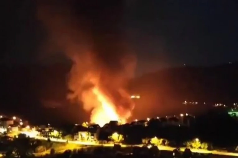 VATRA GUTA SVE PRED SOBOM! Dramatični prizori VELIKOG POŽARA u Užicu  (VIDEO)