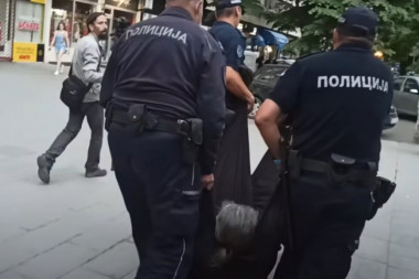 (FOTO, VIDEO) UHAPŠEN RAŠČINJENI MONAH ANTONIJE: Legao na pod, pa ga policija UNELA U VOZILO i odvezla u stanicu!
