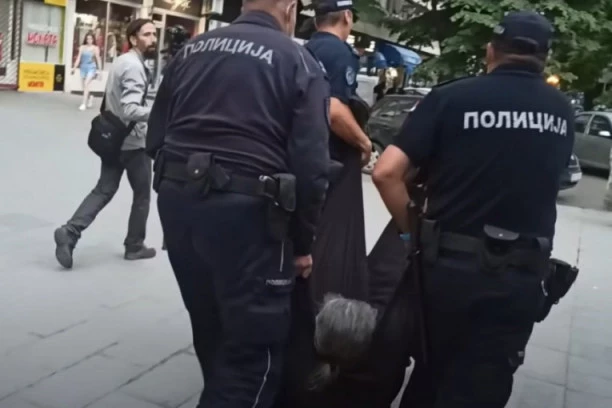 (FOTO, VIDEO) UHAPŠEN RAŠČINJENI MONAH ANTONIJE: Legao na pod, pa ga policija UNELA U VOZILO i odvezla u stanicu!