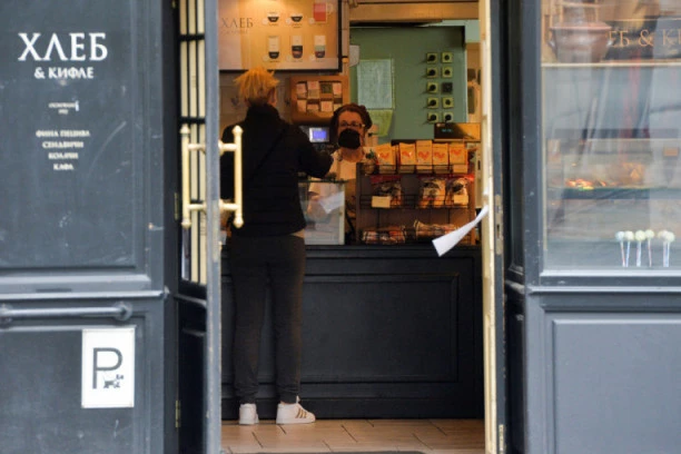 POKRENUTA INTERNA PROCEDURA: Kompanija "Hleb i kifle" se OGLASILA povodom SKANDALOZNOG PONAŠANJA svoje radnice