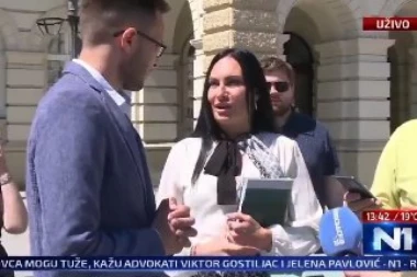 (VIDEO) Mlada aktivistkinja SNS u Novom Sadu očitala bukvicu Jeremićevom pulenu: SASULA IM SVE U LICE